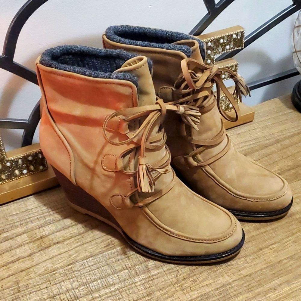 Land's End Tenley Tan Nubuck Leather Wedge Lace up Ankle Booties Sz 9.5 Cap Toe